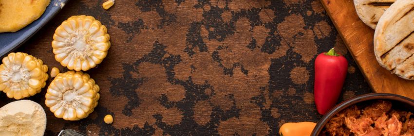 arranjo-de-comida-circular-de-vista-superior-com-milho-paes-e-temperos